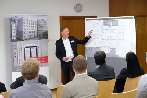 Pflegedirektor Jens Lenhardt erläutert die neue Intensivstation anhand von Plänen. 
