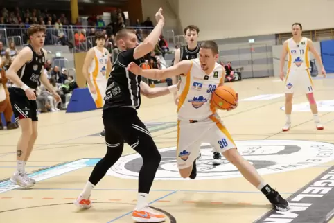 Will’s noch mal machen: Marko Dordevic (weiß) von den Ahorn Camp Baskets trumpfte im Hinspiel groß auf. 
