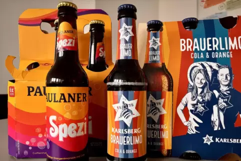 Beide Etiketten sehen sich ähnlich, meint die Paulaner Brauerei. Sie hat deshalb Klage gegen Karlsberg eingereicht.