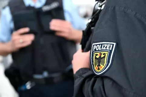 Die Bundespolizei ist zuständig für alles, was auf Bahngelände und in Zügen passiert.