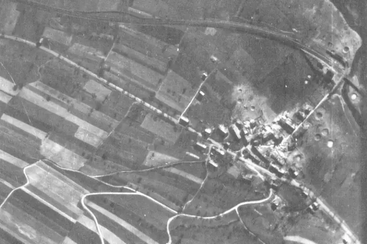Mitte Februar 1945 wurde Eschenau bombardiert. Bei dem Angriff, der der Br&uuml;cke beim Bahnhof (oben rechts) galt, starben zehn Men