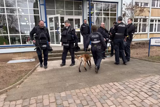 Zweimal gab es einen Großeinsatz wegen einer Bombendrohung an der Herzog-Wolfgang-Realschule plus in der Wackenstraße. Unser Fot Zweimal gab es einen Großeinsatz wegen einer Bombendrohung an der Herzog-Wolfgang-Realschule plus in der Wackenstraße. Unser Fot