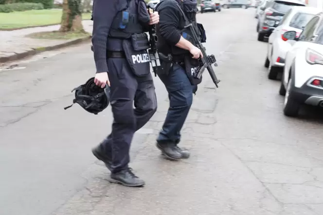Am Dienstag hatte die Polizei die Schule noch evakuiert, am Mittwoch nicht mehr. Am Dienstag hatte die Polizei die Schule noch evakuiert, am Mittwoch nicht mehr.