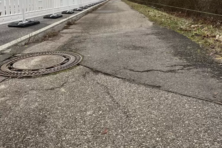 Solche Schadstellen sind eine Gefahr f&uuml;r Radfahrer.