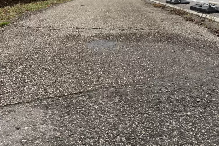 Solche Schadstellen sind eine Gefahr f&uuml;r Radfahrer.