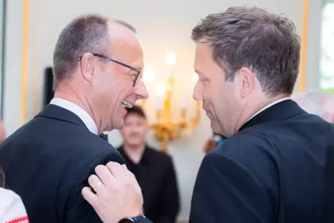 Beide sind sie fast zwei Meter groß. Ob die beiden zentralen Verhandler über eine neue Bundesregierung, Friedrich Merz (CDU, lin