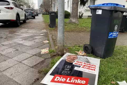 Spuren einer Wahl: Linken-Plakat am Boden in Speyer-West. Die Partei schnitt in dem Viertel mit 9,9 Prozent respektabel ab. Spuren einer Wahl: Linken-Plakat am Boden in Speyer-West. Die Partei schnitt in dem Viertel mit 9,9 Prozent respektabel ab.