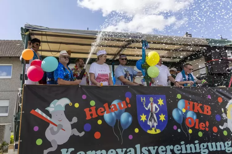 Auch unterm Jahr mischen die Hessemer Kiesbolle im Ort mit, wie hier 2024 beim Kerweumzug. 