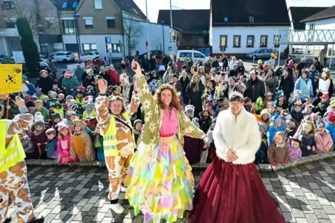 Kinder der drei Kindergärten feiern Fasching mit Prinzessin Lara I. (rechts) und Marina Regenauer (Mitte).