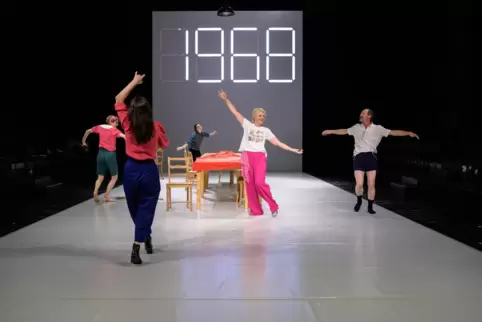 Mit der Produktion „dumme jahre“ ist das Nationaltheater Weimar zu Gast in Heidelberg.
