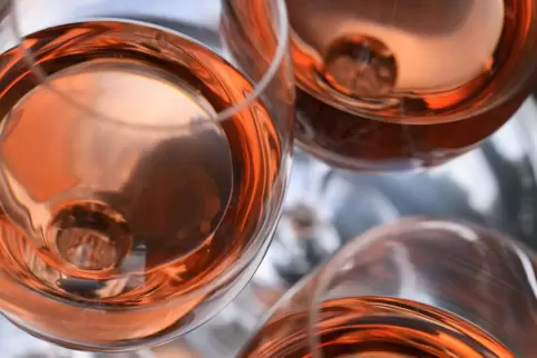 Dieser Weintyp Rosé lebt ein wenig davon, dass die jugendlichen, gärfrischen Aromen noch ganz unverfälscht erhalten sind, ganz w