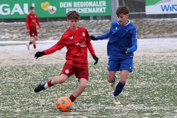 Beim Testspiel der FCK-C-Junioren auf dem Fr&ouml;hnerhof gegen den Karlsruher SC: Leo Naab (in Rot).