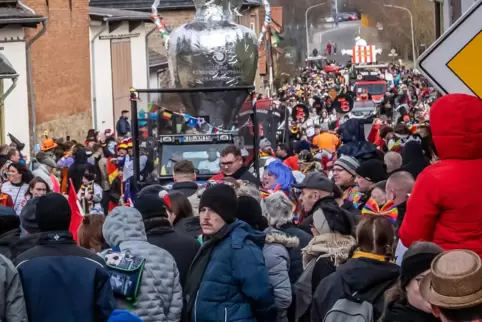 Wer sich in der Fasnacht in so ein Getümmel wie hier in Morschheim begibt, muss aufpassen, wo er hintritt. Die Kommune hat nicht
