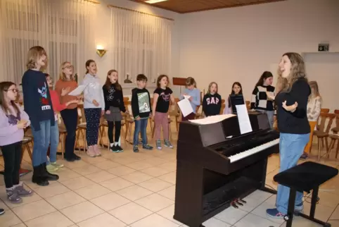 Mit Spaß dabei: Die Songbirds und der Jugendchor Phoenix der Sängervereinigung Iggelheim proben mit Chorleiterin Tracy Plester f