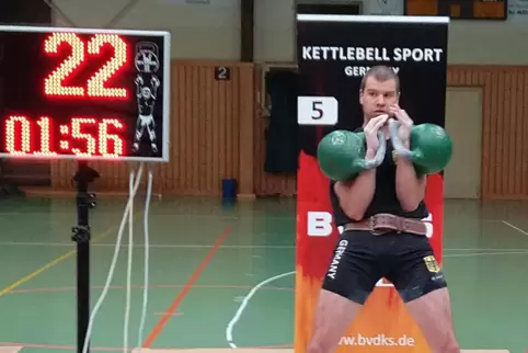 Zwei Kettlebells: Mykola Mosiichuk bei der Nikolas-Challenge in Ruchheim. 