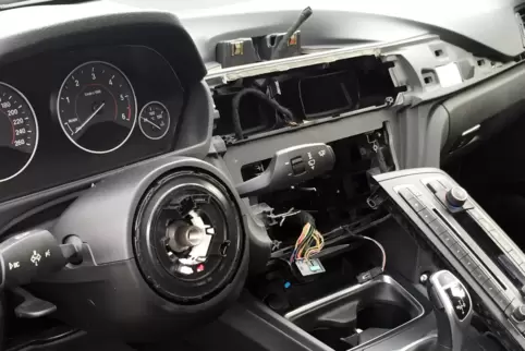 Bei Autos der Marke BMW werden schon seit Jahren häufig Teile der Elektronik im Inneren gestohlen – und auch das Lenkrad.