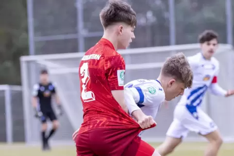 Szene aus dem Spiel gegen Karlsruhe: Robin Emmrich vom FCK (links) und Noah Günther kämpfen um den Ball.
