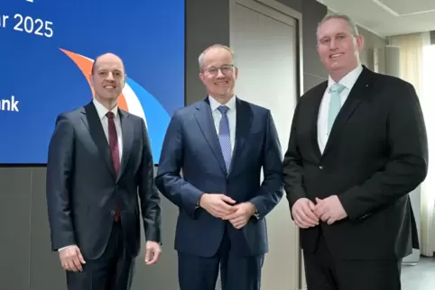 Zufriedene Vorstände (von links): Thomas Sold, Till Meßmer, Achim Seiler. Zufriedene Vorstände (von links): Thomas Sold, Till Meßmer, Achim Seiler.