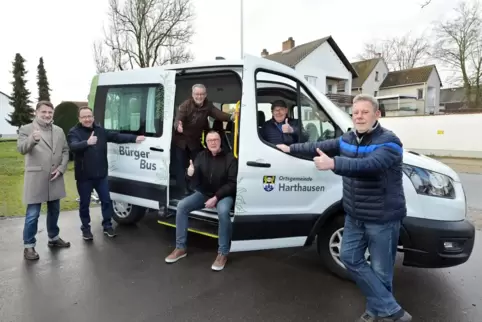 Das Team Bürgerbus ist bereit: (von links) Hubert Weimann, Bürgermeister Rainer Schaust, Berthold Steiger, Charly Schreiner, Pet