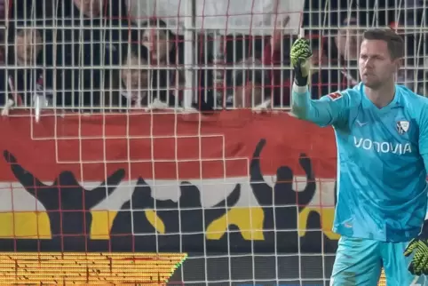 Bochums Torwart Patrick Drewes mit dem Wurfgeschoss. 