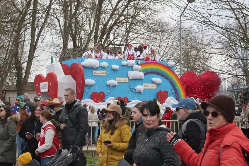 ... bis die ersten Wagen kommen.