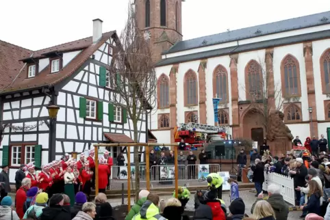 Das Plätzel hat wieder eine Linde. Dort spielte sich auch das erste Narrengericht ab. 