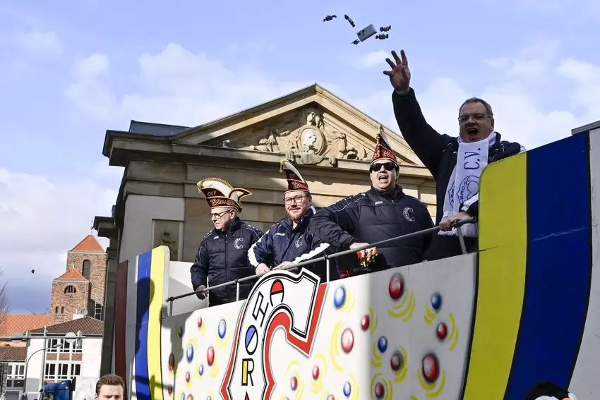 Bonbons, Popcorn und Schokoriegel flogen en masse. Hier: der Elferratswagen des Carnevalverein Choronia.
