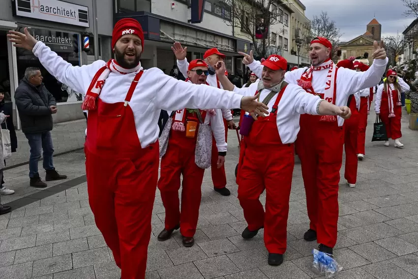 Ganz in Rot: die Rosenkavaliere aus Frankenthal.