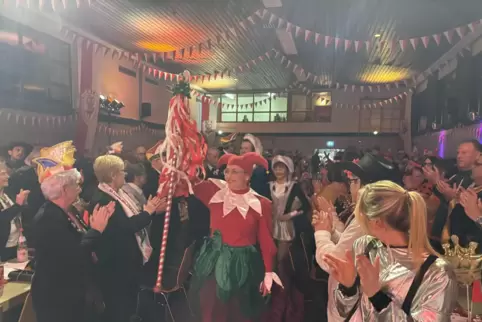 Schon beim Einzug der Narren hält es in der Kiefernkopf-Halle niemand auf den Stühlen. 