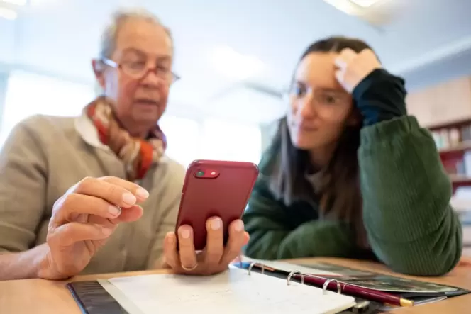 Der Tipp des Digitalbotschafters: Wer Oma ein Handy schenkt, sollte sich auch Zeit nehmen, mit ihr den Umgang damit zu üben.