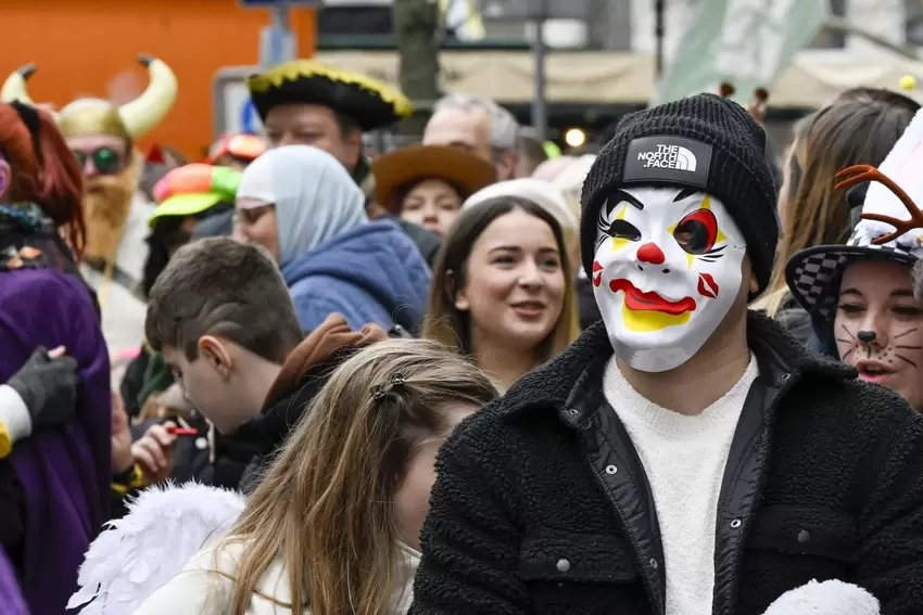 Gute Stimmung an der Strecke und kreative Masken.