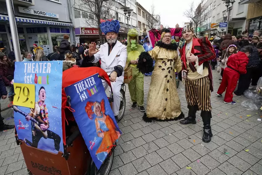 Kurz vor Zugende machte das Theater Alte Werkstatt farbenfroh auf sich aufmerksam.