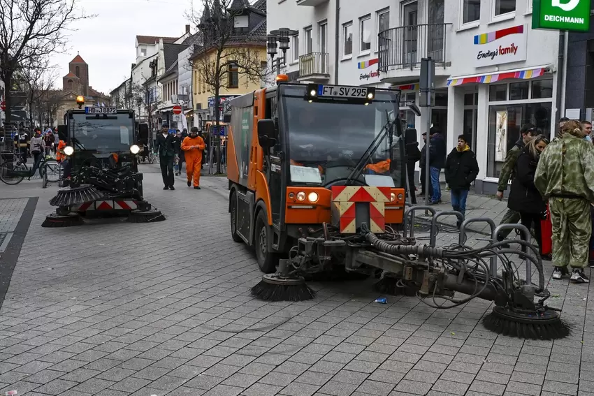 Nicht wegzudenken am Ende eines Zugs: Die Stadtreinigung kümmert sich um das, was vom frohen Trubel übrig bleibt.