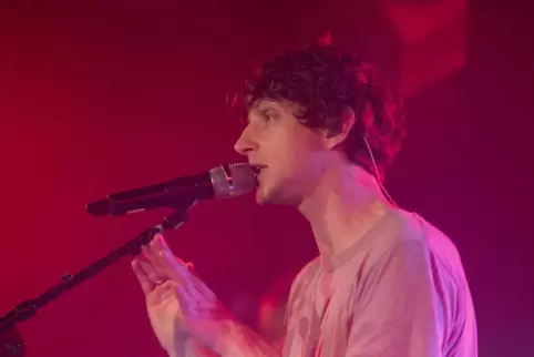 „Tonbandgerät“ am Mikro: Sänger Ole Secht in der Kammgarn.