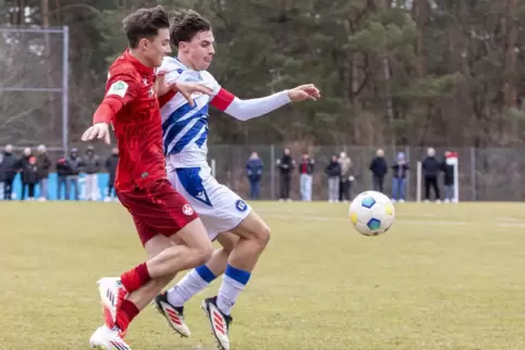  Im Heimspiel davor unterlag die U17 des FCK dem Karlsruher SC mit 2:3. Hier Orlind Tushi vom FCK ( links), der dabei einmal tra