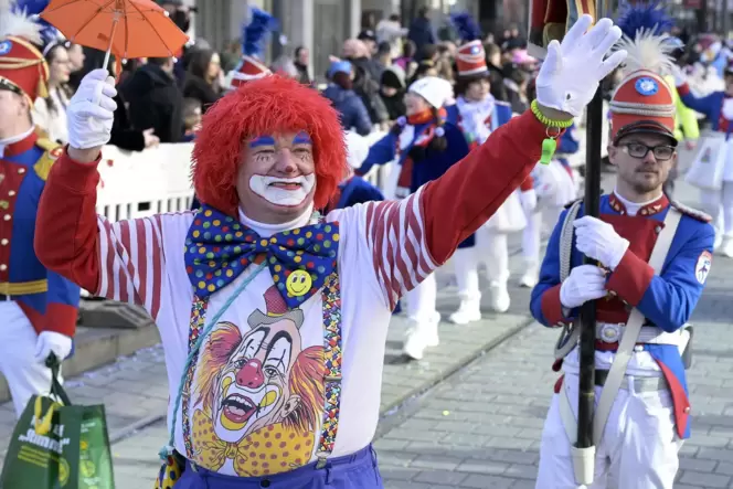 Über perfektes Wetter und 250.000 Zuschauer konnten sich die Aktiven beim 70. Gemeinsamen Fasnachtsumzug freuen. Über perfektes Wetter und 250.000 Zuschauer konnten sich die Aktiven beim 70. Gemeinsamen Fasnachtsumzug freuen.