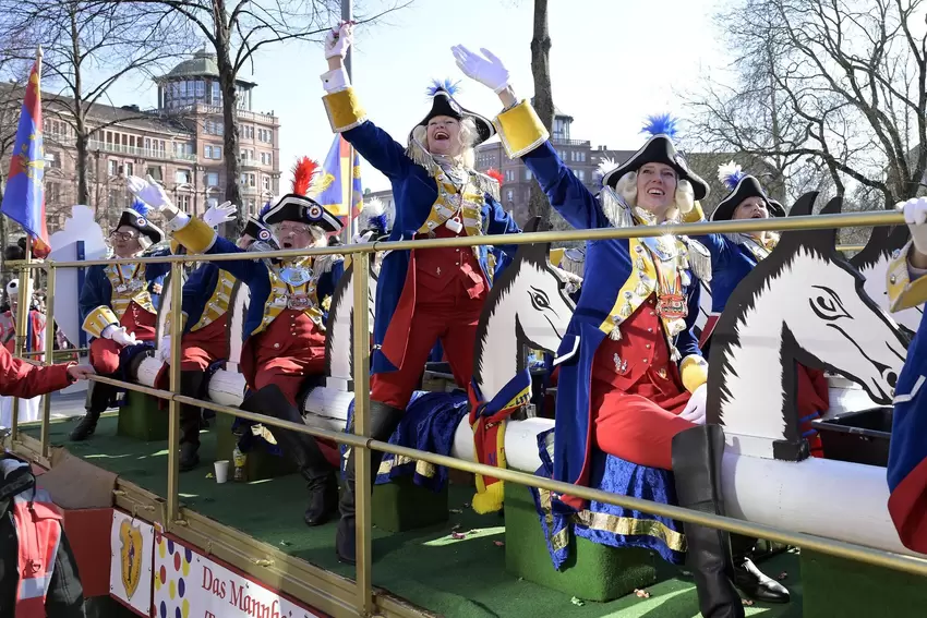 Das Mannheimer Traditionscorps hoch zu Ross ...