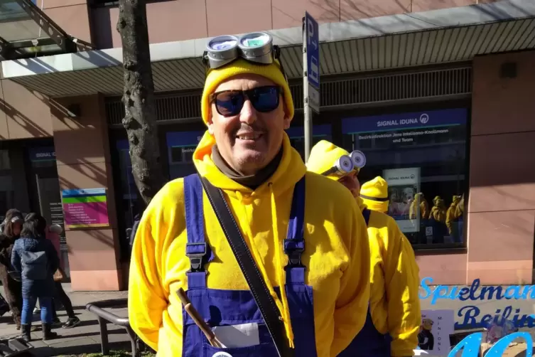 Markus ist mit der Reilinger Feuerwehr beim Umzug dabei. 