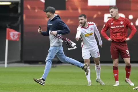 Der Ausflug aufs Feld könnte für den Flitzer vom Samstag ernste Konsequenzen haben.