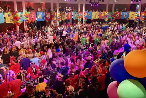 750 Närrinnen und Narren feierten fünf Stunden lang Fernsehfasnacht im Congress-Forum. 
