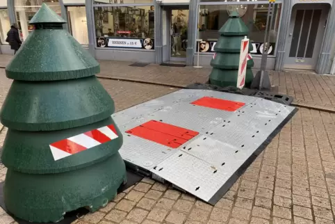 Am Altpörtel: Ungefähr da, wo 2023 die Betonbäume standen, sollen Sicherheitspoller eingebaut werden. Dazwischen die mobile Über