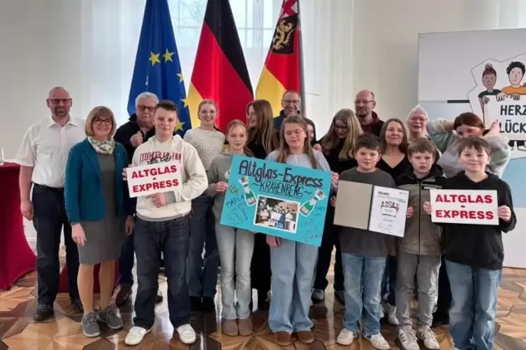 In Mainz wurden die Kinder vom Altglas-Express beim Jugend-Engagement-Wettbewerb &bdquo;Sich einmischen - was bewegen&ldquo; ausgezeichnet. 