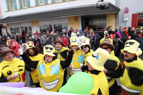 Fasnachtsumzug in Waldsee: Tausende Karnevalisten säumen traditionell die Straßen. 