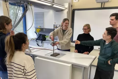 Chemieunterricht am Kolleg: Die stellvertetende Schulleiterin Astrid Fieke (Zweite von rechts) besucht die Einführungsklasse von Chemieunterricht am Kolleg: Die stellvertetende Schulleiterin Astrid Fieke (Zweite von rechts) besucht die Einführungsklasse von