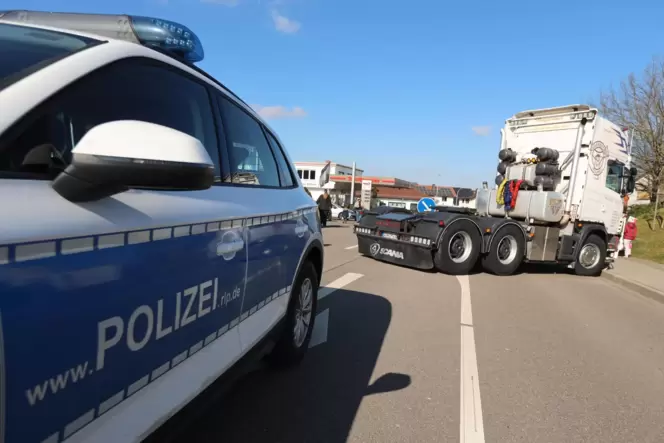 Polizeipräsenz und quergestellte Lastwagen: Schon beim Fasnachtsumzug in Hettenleidelheim am Sonntag gab es Schutzvorkehrungen. Polizeipräsenz und quergestellte Lastwagen: Schon beim Fasnachtsumzug in Hettenleidelheim am Sonntag gab es Schutzvorkehrungen.
