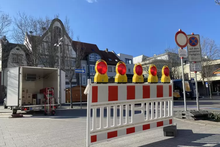 Buden und Absperrungen stehen schon, am Dienstag sollen massivere Barrikaden folgen: Der Gr&uuml;nstadter Luitpoldplatz am Rosenmonta