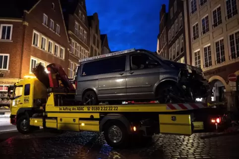 Eines der als Waffen missbrauchten Fahrzeuge: Der Kleintransporter, der bei der Amokfahrt in Trier verwendet wurde.