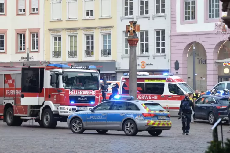 Einsatzkr&auml;fte waren in der Trierer Innenstadt nach der t&ouml;dlichen Amokfahrt im Einsatz.