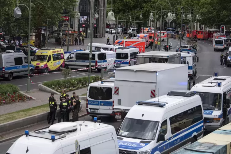 Die Polizei sperrt in Berlin den Bereich rund um den Tatort ab. 