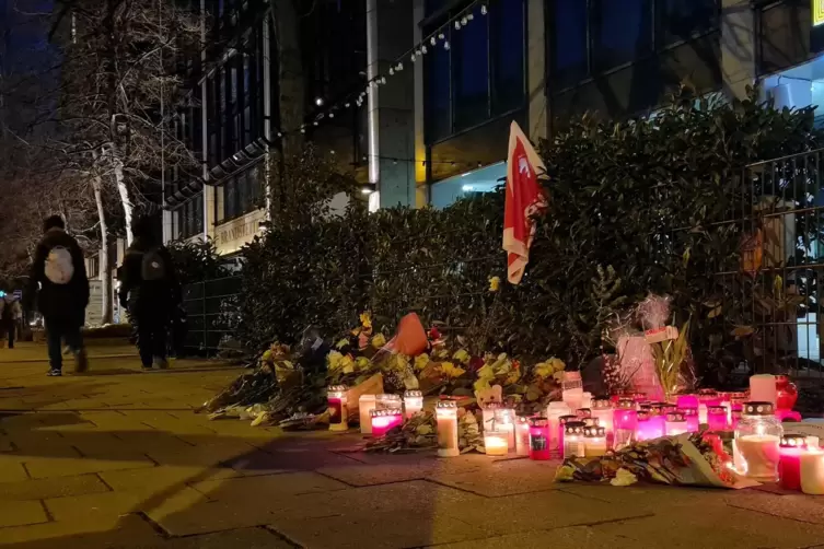Blumen und Kerzen in der N&auml;he der Stelle, wo in M&uuml;nchen ein Auto in Demonstranten gefahren war.